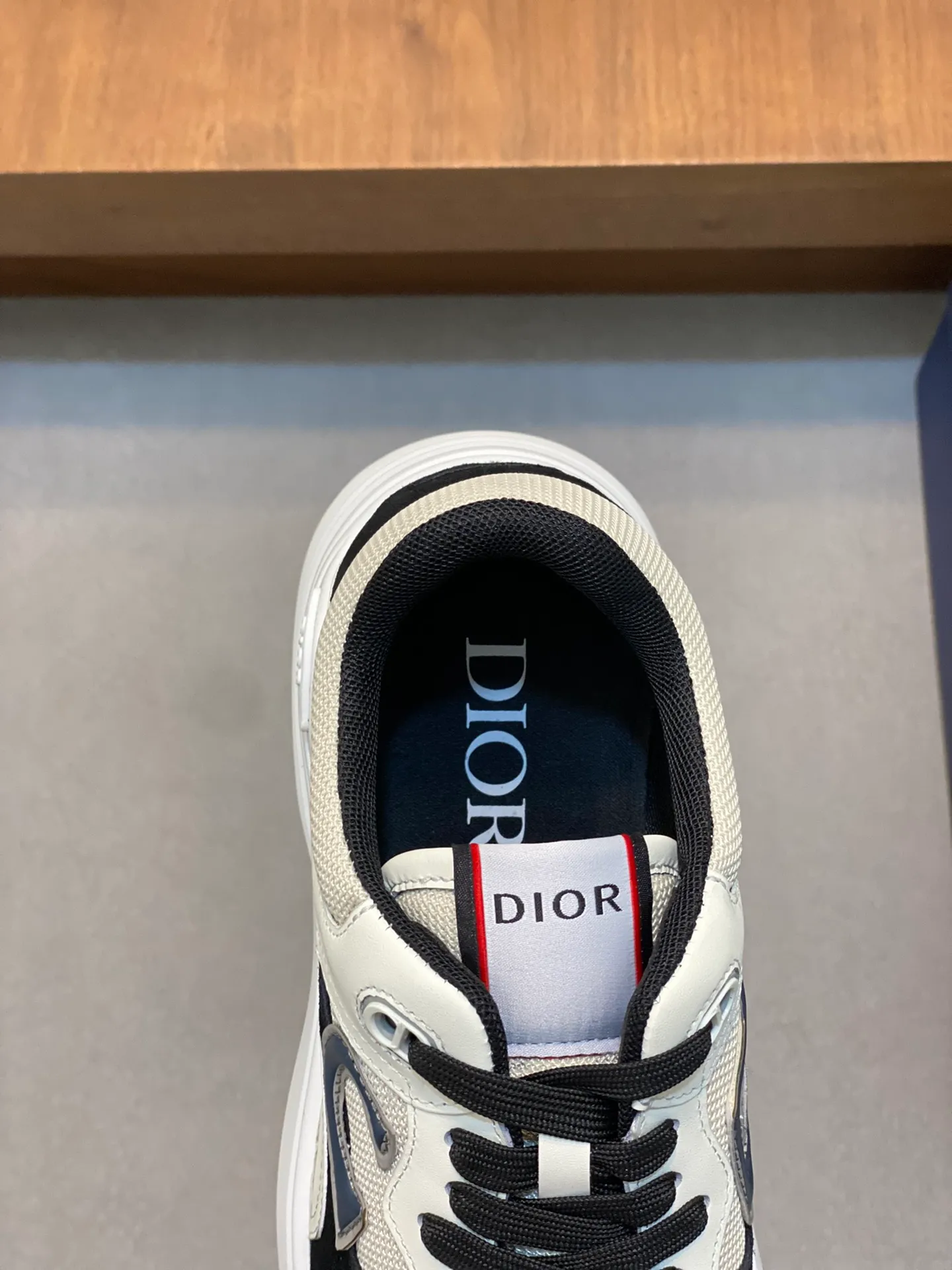 Men's Men's Shoes 💰440 [New Style] 🐦‍⬛🐦‍⬛ Dior Dior low-top series casual sports shoes sneakers original purchase development production production This sports shoe is a classic item. Crafted from Dior Gray cow leather with tonal CD Diamond canvas panels on the sides. The CD Icon-shaped shoelace eyelets are subtle and sophisticated, and the two-tone rubber sole, tongue and heel are all decorated with distinctive details for added sophistication. The padded high-top design makes the shape more refined and improves comfort and support. Fashionable and versatile, it can complement any look.  Exquisite packaging at the delivery counter 🛍📦 ▪️Fabric: Original customized calfskin ▪️Inner lining: Customized breathable lining ▪️Outsole: Original molded TPU combination outsole ▪️Sole thickness: 3CM ▪️Size: Men's size 39-45 (38 45 customized)